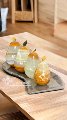 CENTRO DE MESA DE PERAS NATURAL CON CHAROLA DE MARMOL