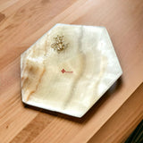 Platito Joyero hexagonal de ónix blanco natural con Bicho.