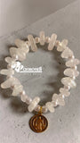 Pulsera de ónix blanco natural con perla con medalla de san benito.