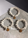 Pulsera de ónix blanco natural con perla con medalla de san benito.