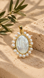 Medalla Virgen de Guadalupe en Madreperla y Perlas de Agua Dulce