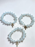 Pulsera de ónix natural con perla y medalla de cruz