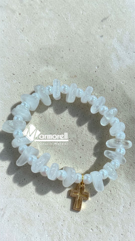 Pulsera de ónix natural con perla y medalla de cruz