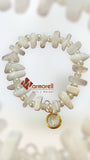 Pulsera de ónix blanco natural con perla con medalla de san benito.