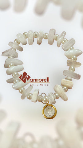 Pulsera de ónix blanco natural con perla con medalla de san benito.