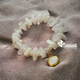 Pulsera de ónix blanco natural con perla con medalla de san benito.