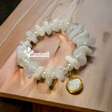 Pulsera de ónix blanco natural con perla con medalla de san benito.