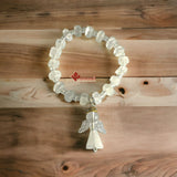Pulsera de cuentas de ónix con colgante de angelito.
