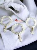 Pulsera de cuentas de ónix con colgante de angelito.