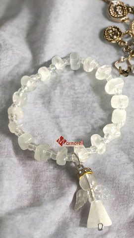 Pulsera de cuentas de ónix con colgante de angelito.
