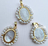 Medalla de la Virgen de Guadalupe en madre perla con perlas de agua dulce