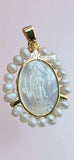 Medalla de la Virgen de Guadalupe en madre perla con perlas de agua dulce