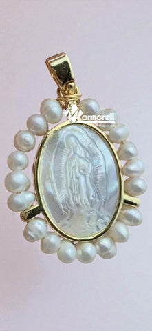 Medalla de la Virgen de Guadalupe en madre perla con perlas de agua dulce