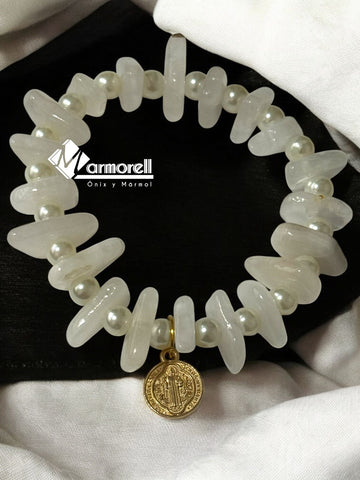 Pulsera de ónix blanco natural con perla con medalla de san benito.